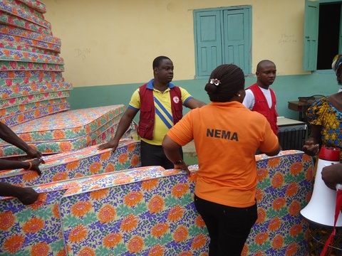 NEMA+Officials+provided+relief+materials+to+victims+of+flood+in+Delta+State1