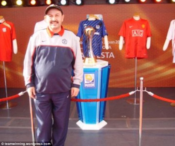 Bolton Pose With the World Club Cup Won By United.