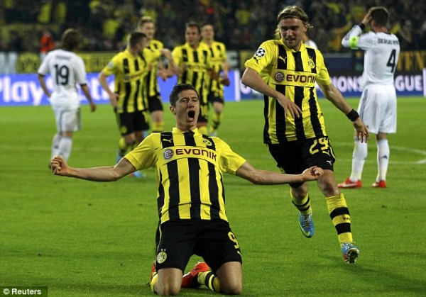 Robert Lewandowski to Remain With Dortmund For One More Year.