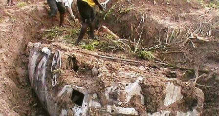 A CAR BEING DUG OUT OF A RIVERSIDE IN OBI LOCAL GOVERNMENT AREA OF NASARAWA STATE LAST WEEKEND. THE DRIVER OF THE CAR AND TWO OCCUPANTS —MANAGING DIRECTOR OF POLICE MICROFINANCE BANK ALHAJI HASSAN GIDADO AND THE MANAGER OF THE BANK’S BRANCH IN ABUJA, MR. TUNDE BANWO — WERE KILLED BY PEOPLE SUSPECTED TO BE MEMBERS OF THE OMBATSE GROUP AND BURIED WITH THEIR CAR. (THE NATION) 