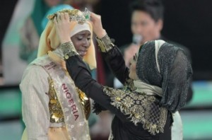 Obabiyi Aisha Ajibola being crowned as Muslimah World