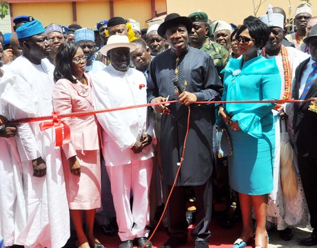 PRESIDENT GOODLUCK JONATHAN (3RD R), CUTTING THE TAPE TO INAUGURATE THE GOODLUCK EBELE JONATHAN COLLEGE OF ENGINEERING BUILDING OF ABUAD ON SATURDAY . WITH HIM ARE: FOUNDER OF THE UNIVERSITY, AARE AFE  BABALOLA (4TH L) HIS WIFE MODUPE (2ND R); GOV. KAYODE FAYEMI OF EKITI (2ND L) AND OTHER DIGNITARIES. (NAN)