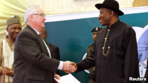 DON PRIESTMAN, CEO OF TRANSMISSION COMPANY OF NIGERIA (TCN) SHAKES HANDS WITH NIGERIA'S PRESIDENT GOODLUCK JONATHAN (R) DURING THE PRESIDENTIAL POWER REFORM TRANSACTIONS SIGNING CEREMONY.
