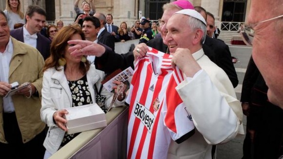 Pope Francis Hoists Sunderland Jersey for All to See.