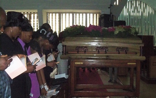 iyetades-coffin-and-the-family-members-in-the-front