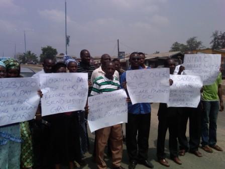 http://informationng.com/wp-content/uploads/2014/02/NIMC-PROTESTING-WORKERS.jpg