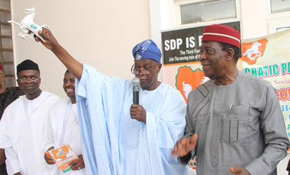 SOCIAL DEMOCRATIC PARTY CHAIRMAN, CHIEF OLU FALAE (M) DISPLAYING THE PARTY SYMBOL WHILE THE NATIONAL SECRETARY, DR. SADIQ ABUBAKAR (2ND RIGHT); THIRD REPUBLIC SENATOR, EBENEZER IKEYINA (2-R); PARTY LEADER, CHIEF SUPO SONIBARE (L) AND THE NATIONAL WOMEN LEADER, MAGGIE BATUBO WATCHING DURING THE PUBLIC PRESENTATION OF THE SDP PARTY SYMBOL, MANIFESTO, CONSTITUTION AND FLAG AT THE PARTY HEADQUARTERS, DURUMI, ABUJA. PHOTO BY ABAYOMI ADESHIDA. 
