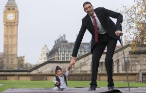 afp-world-tallest-and-shortest-men-meet-on-records-day