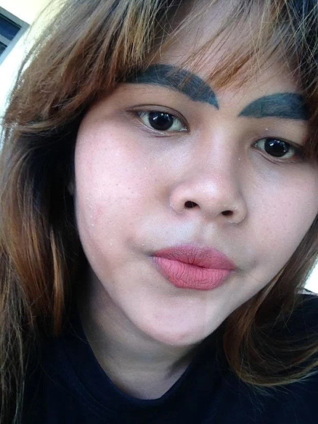 Woman’s quest for eyebrow tattoo goes disastrously wrong (Photos