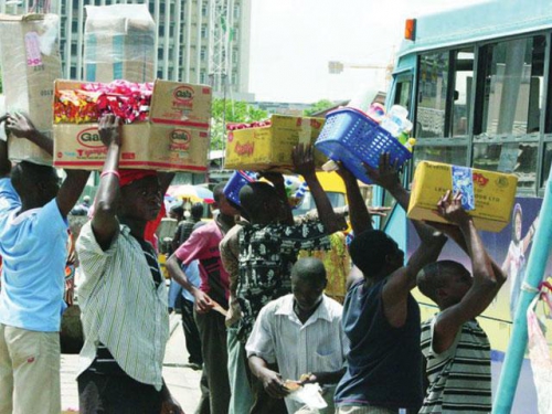 Amazing!!! Traffic Hawker Gets Handsome Reward For Letting Customer Go With Goods Without Payment On Trust