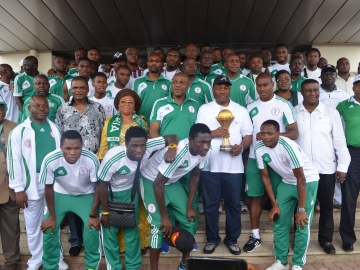 360x270-Governor-Godswill-Akpabio-posed-in-a-group-photograph-with-members-of_the_Super_Eagles_at_Government_House_Uyo_2