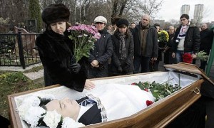 Sergei Magnitsky's widow looks at her husband's corpse