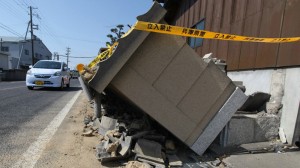 earthquake-japan-dozens-injured.si