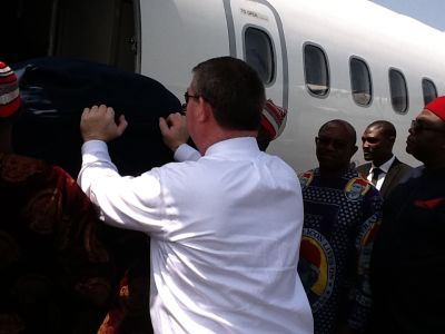 achebe_s_body_being_loaded_into_overland_aircraft