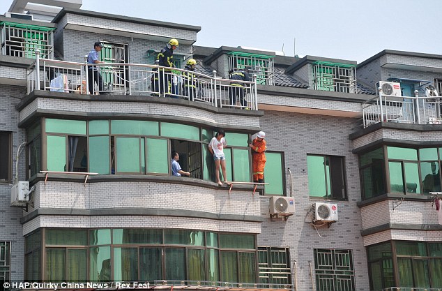 Shocking Photos 19 Year Old Girl Jumps From Third Floor Window After