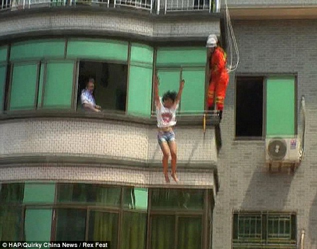 Shocking Photos 19 Year Old Girl Jumps From Third Floor Window After