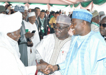the-emir-of-kontagora-alhaji-saidu-namaska-in-a-warm-handshake-with-president-goodluck-jonathan-during-the-ground-breaking-ceremony-for-the-commissioning-of-the-700mw-zungeru-hydro-electric-power-project_0