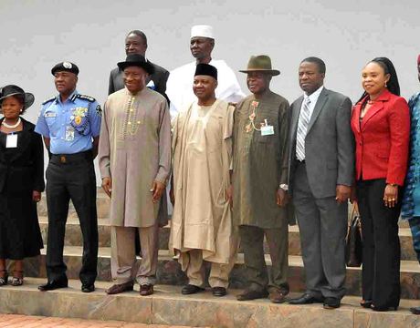 PRESIDENT GOODLUCK JONATHAN (4TH L) AND  VICE PRESIDENT NAMADI SAMBO (M) WITH MEMBERS OF  POLICE SERVICE COMMISSION AFTER THEIR INAUGURATION IN ABUJA ON WEDNESDAY (NAN)