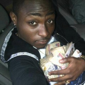 0davido-shows-off-money-lindaikejiblog