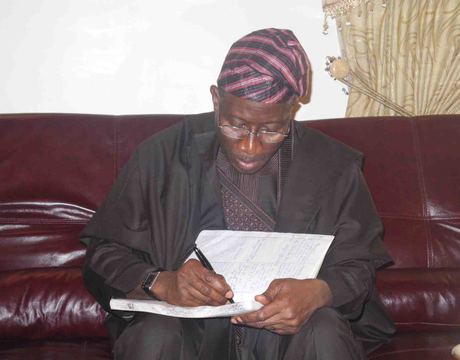 PRESIDENT GOODLUCK JONATHAN SIGNING THE CONDOLENCE REGISTER AT THE ABATI'S RESIDENCE