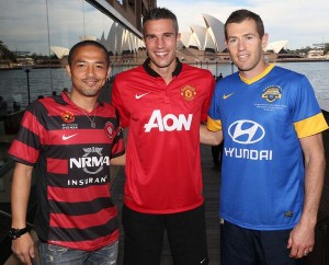 Van Persie Pose With Ono and Emerton. 