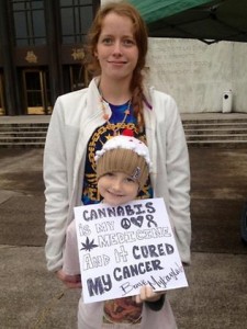 Après avoir pris de l'huile de cannabis... il guérit en cinq jours du Cancer !! Mykayla-comstock-and-mother-erin-225x300