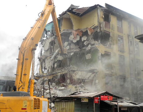 A DILAPIDATED BUILDING BEING DEMOLISHED BY LAGOS STATE  GOVERNMENT, AT NO 34 ADEYEMI STREET, MUSHIN,IN LAGOS,ON SATURDAY (NAN)