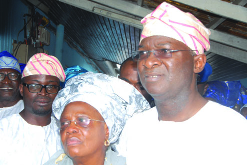 gov.-fashola-his-mother-omolara-and-his-brother-at-the-lying-in-state.photos...idowu-ogunleye_2_