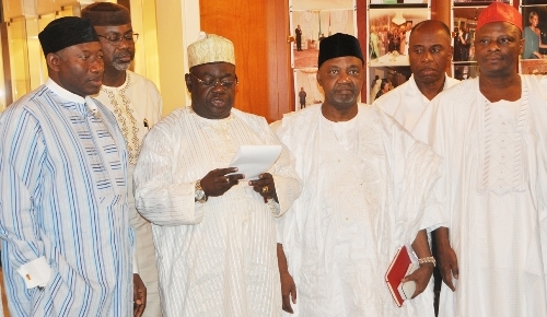 FROM LEFT: PRESIDENT GOODLUCK JONATHAN, CROSS RIVER STATE GOVERNOR LIYEL IMOKE, NIGER STATE GOVERNOR MU’AZU BABANGIDA ALIYU READING THE COMMUNIQUÉ, VICE PRESIDENT NAMADI SAMBO, RIVERS STATE GOVERNOR ROTIMI AMAECHI AND KANO STATE GOVERNOR RABIU KWANKWASO AT THE END OF A MEETING ON THE PDP CRISIS AT THE PRESIDENTIAL VILLA IN ABUJA LAST NIGHT  