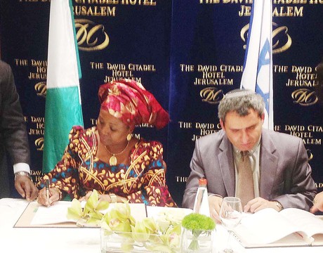 MINISTER OF FOREIGN AFFAIRS, PROF. VIOLA ONWULIRI (L), SIGNING BILATERAL AIR SERVICES AGREEMENT (BASA) WITH THE DEPUTY ISRAELI FOREIGN MINISTER, MR ZEER ELKIN, IN JERUSALEM OF MONDAY (28/10/13)