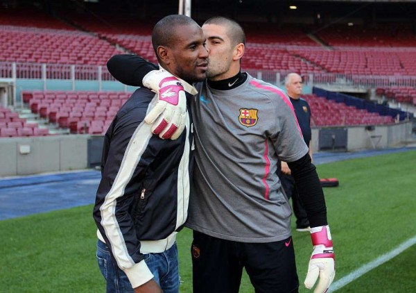 Image: Marca. Valdes Embraces Abidal During Barca's Session.