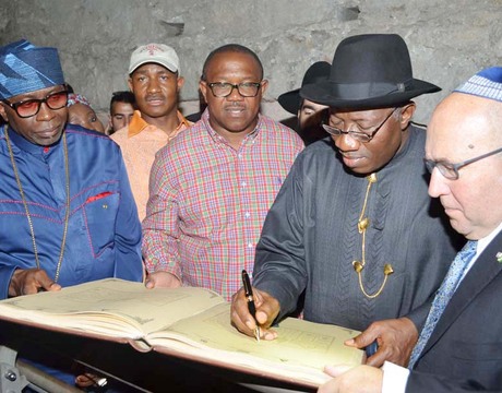PRESIDENT GOODLUCK JONATHAN (2ND-R), SIGNING THE VISITORS' REGISTER AFTER VISITING THE JERUSALEM OLD CITY LAST FRIDAY. WITH HIM ARE FROM LEFT: CAN PRESIDENT, PASTOR AYO ORITSEJAFOR; EXECUTIVE SECRETARY, NIGERIAN CHRISTIAN PILGRIMS COMMISSION, MR JOHNKENNEDY OPARA AND THE ISRAELI AMBASSADOR TO NIGERIA, AMB. URIEL PARTI.