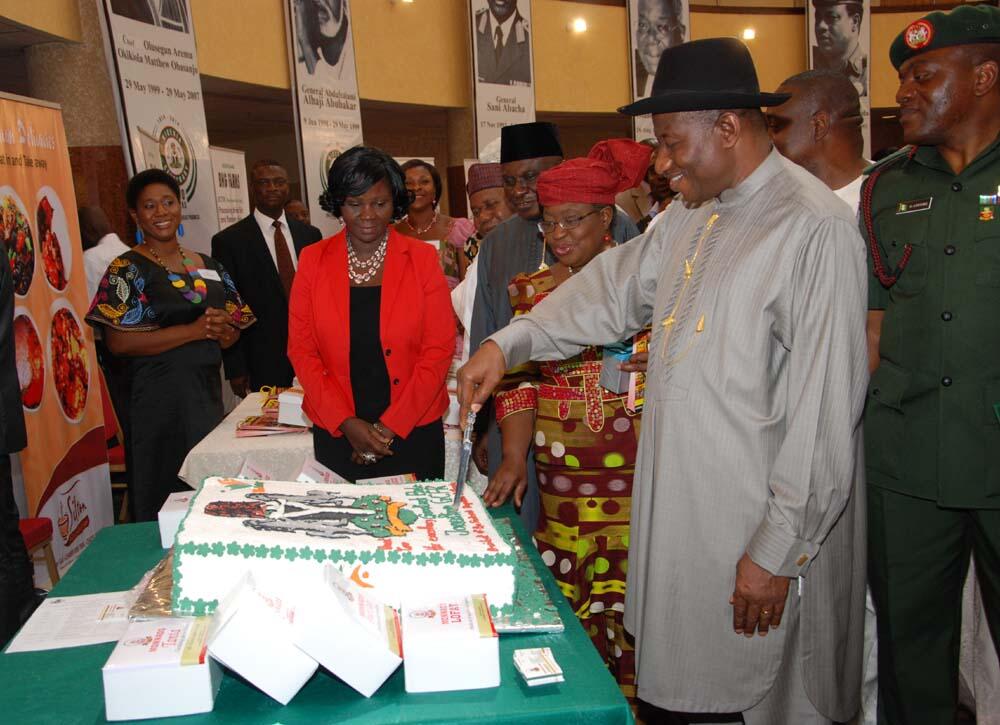 PRESIDENT GOODLUCK JONATHAN CUTTING THE CAKE TO COMMEMORATE THE 3RD EDITION OF YouWiN AT THE BANQUET HALL, ABUJA ON MONDAY, 25/11/2013.