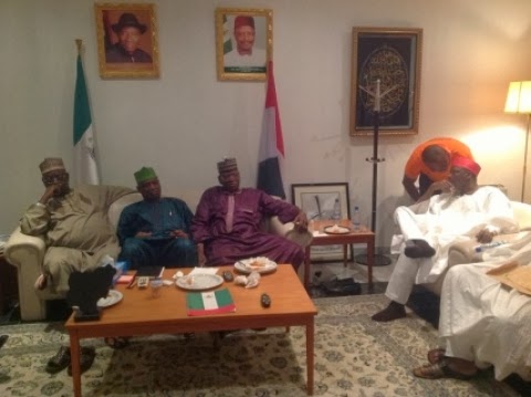 DPO ASOKORO POLICE UNIT, ABUJA, CSP NNANNA AMAH IN ORANGE-COLOURED T-SHIRT INFORMS GOVERNOR RABI’U MUSA KWANKWASO OF KANO STATE TO STOP THE NPDP MEETING AT THE KANO STATE GOVERNOR’S LODGE ON SUNDAY