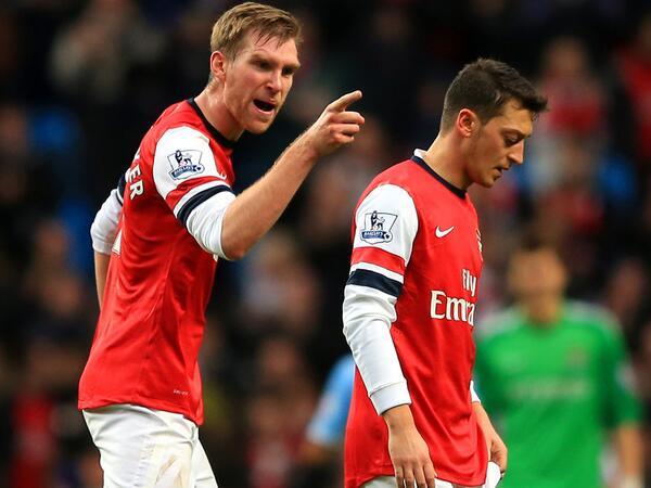 Per Mertesacker  Scolds Mesut Ozil for Not Applauding the Traveling Fans After their Loss at the Etihad.