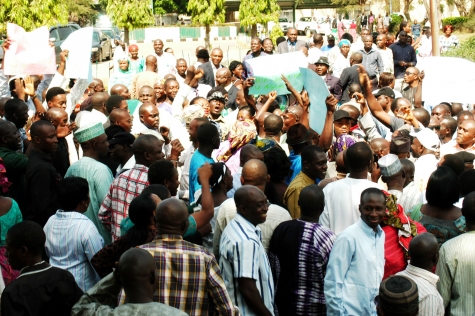 THE PROTESTING FCT WORKERS ON MONDAY (CREDITS: SAHARAREPORTERS)