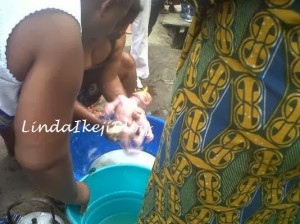 Destitute woman delivers baby boy on the street-2