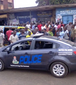 Police-Team-and-crowd-trying-get-a-glimpse-of-the-MTN-driver-300x336
