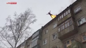 russian_guy_sets_himself_on_fire_and_jumps_off_a_5_story_building_640_03