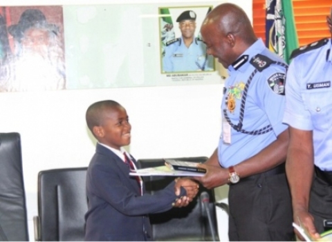 IGP PRESENTING GIFTS O STUDENTS OF PACESETTERS' COLLEGE, ABUJA. PHOTO CREDIT: SAHARA REPORTERS