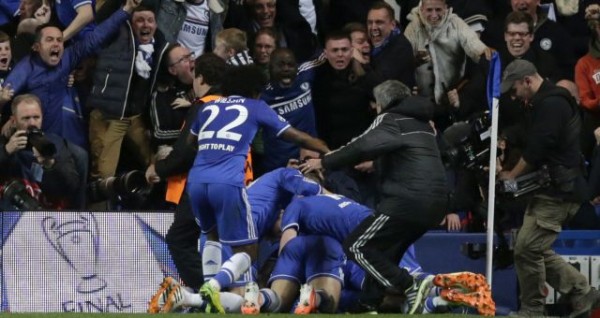 Mourinho Race to Pass Instructions to His Strikers During a UCL Goal Celebration.