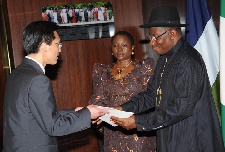 PRESIDENT GOODLUCK JONATHAN (R) RECEIVING LETTER OF CREDENCE FROM MR GU XIAOJIE THE AMBASSADOR DESIGNATE OF CHINA TO NIGERIA IN ABUJA ON THURSDAY (24/4/14) WITH THEM IS THE MINISTER OF STATE FOR FOREIGN AFFAIRS 1, PROF. VIOLA ONWULIRI.