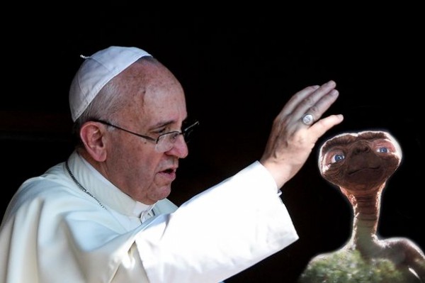 Pope-Francis-blesses-aliens