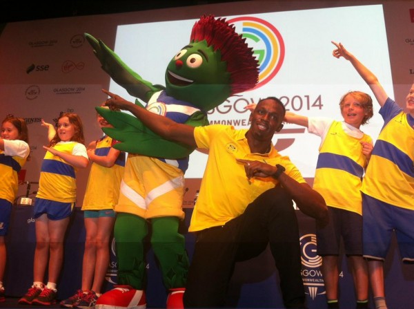 Usain Bolt Do the Lighting Pose With Kid Volunteers and Mascot Clyde During His Press Conference On Arrival in the Host City. Image: Twitter @usainbolt.