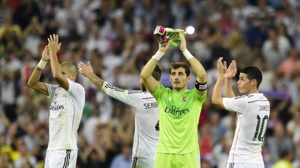 Iker Casillas and His Team-Mates Applauds Bernabeu fans After El Clasico Win. Image: Getty