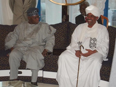 Sudanese President Omar al-Beshir (R) re