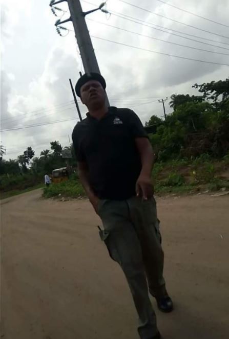 Police Officer Caught On Camera Collecting Bribe Publicly In Abia Pics Information Nigeria