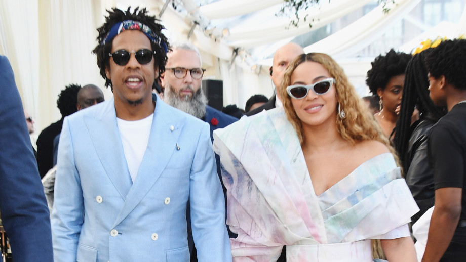 Video Jay Z Beyonce Sit During National Anthem At Super Bowl 